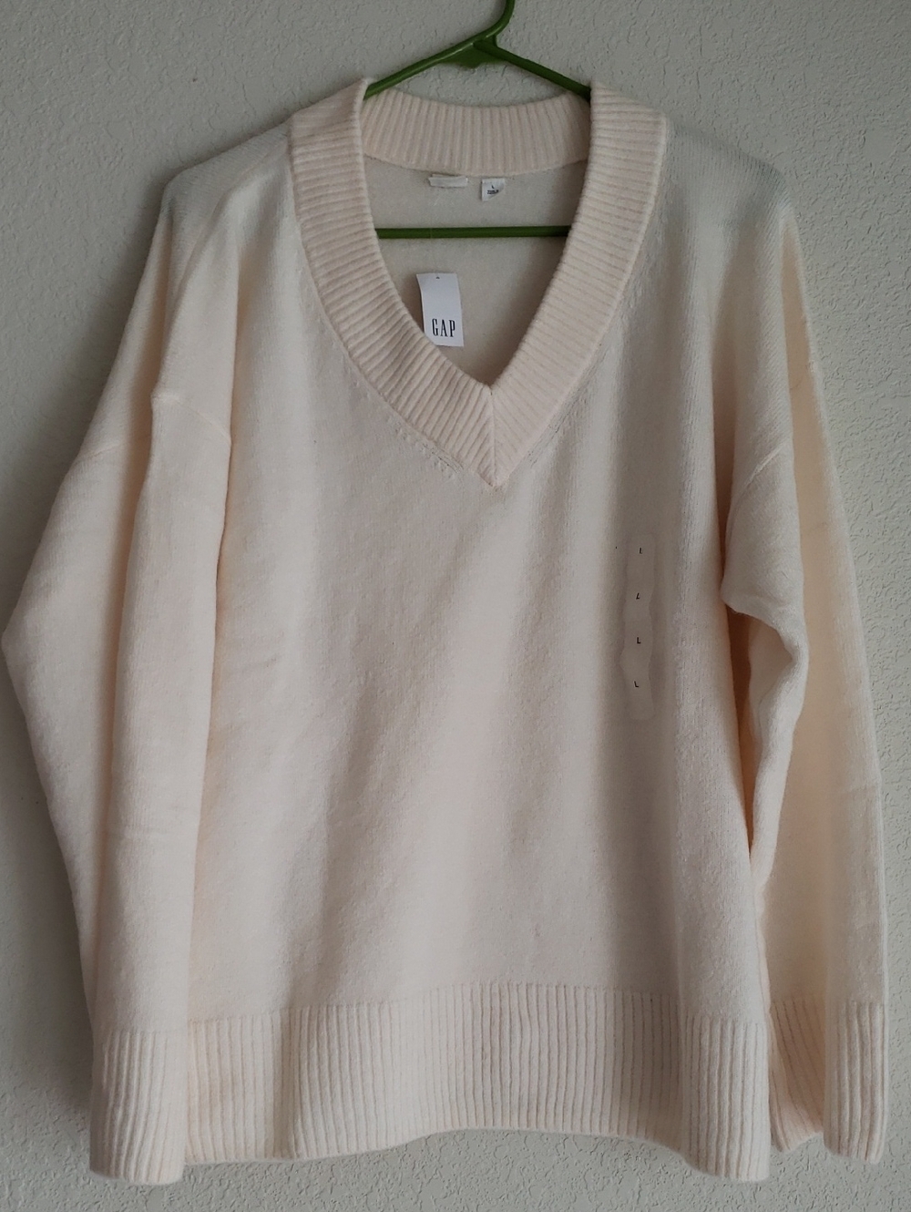 GAP Cream-Colored V-Neck Sweater